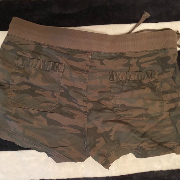 camo shorts, size 6 - Picture 2 of 2